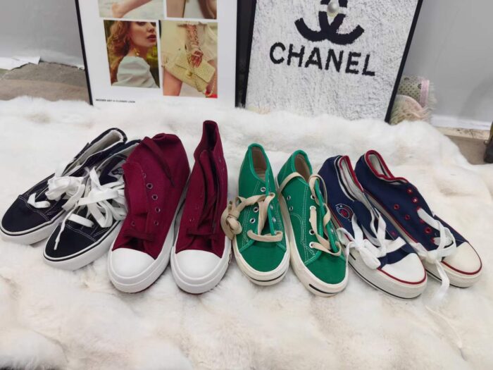 Same style sneakers for men and women small assortments - Tradedubai.ae Wholesale B2B Market