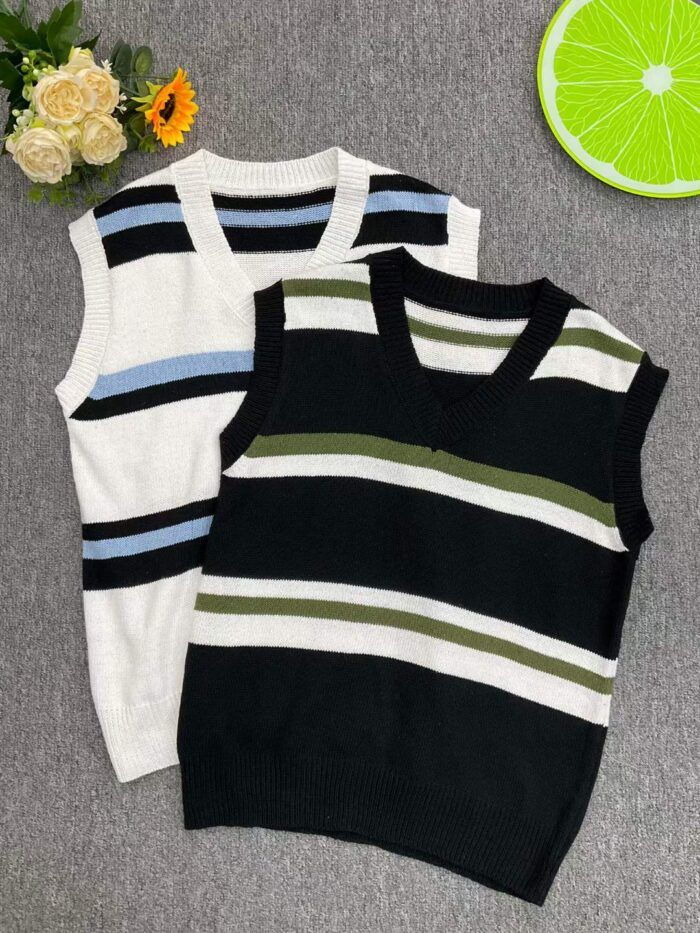 loose sweater vests of the same style for men and women - Tradedubai.ae Wholesale B2B Market