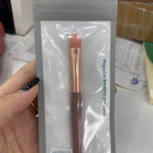 9956 Upper Eye Shadow Brush MOQ :1B0X