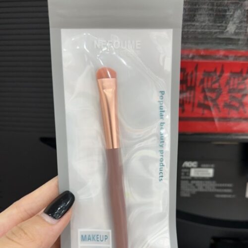 9963 Lower Eye Shadow Brush MOQ :1B0x